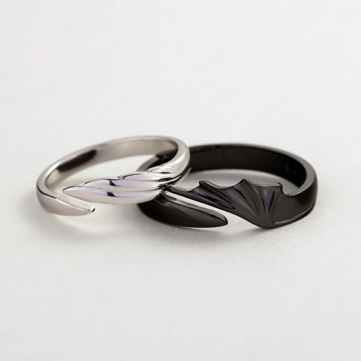 Silver Angel And Demon Par Ringen för män och kvinnor, elegant kontrast av svart och vitt, symboliserar tidlös kärlek.