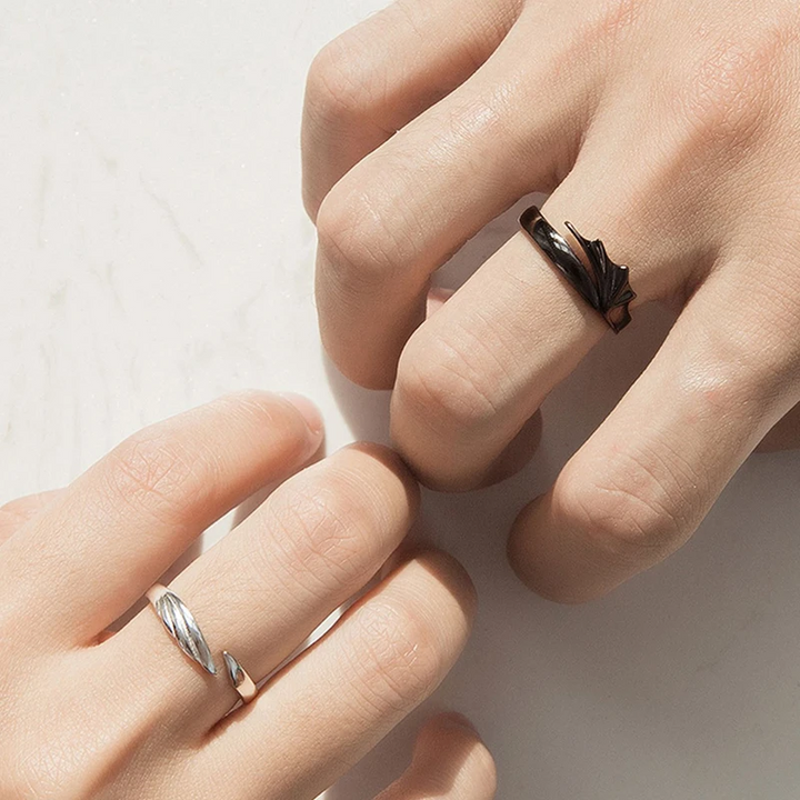 Silver Angel And Demon Par Ringen för män och kvinnor, elegant kontrast av svart och vitt, symboliserar tidlös kärlek.