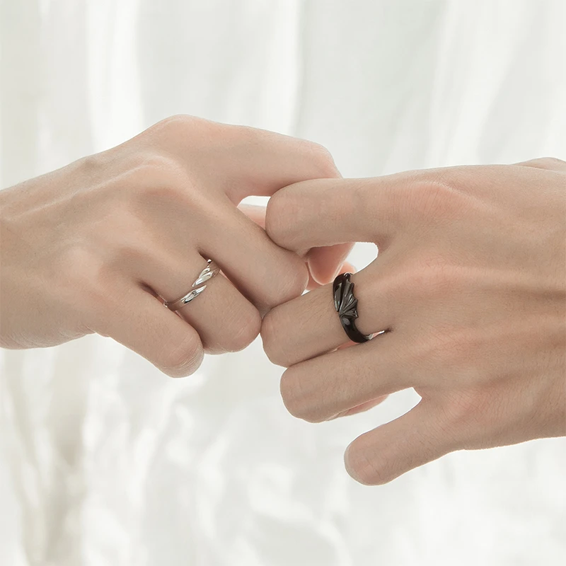 Silver Angel And Demon Par Ringen för män och kvinnor, elegant kontrast av svart och vitt, symboliserar tidlös kärlek.
