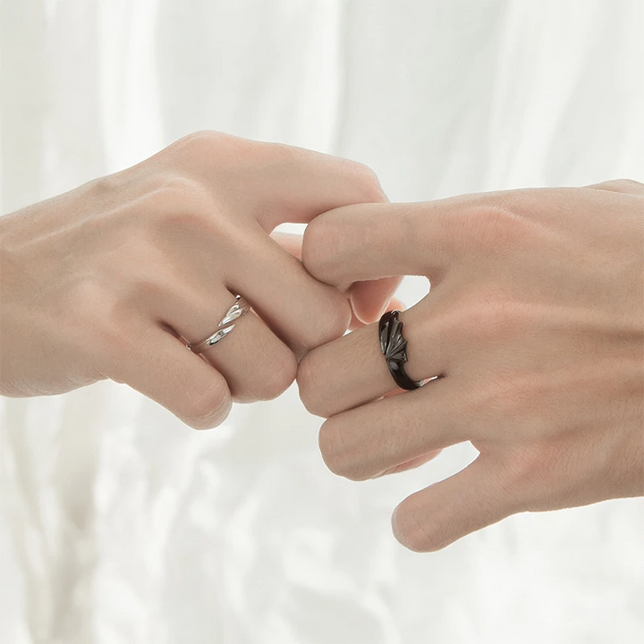Silver Angel And Demon Par Ringen för män och kvinnor, elegant kontrast av svart och vitt, symboliserar tidlös kärlek.