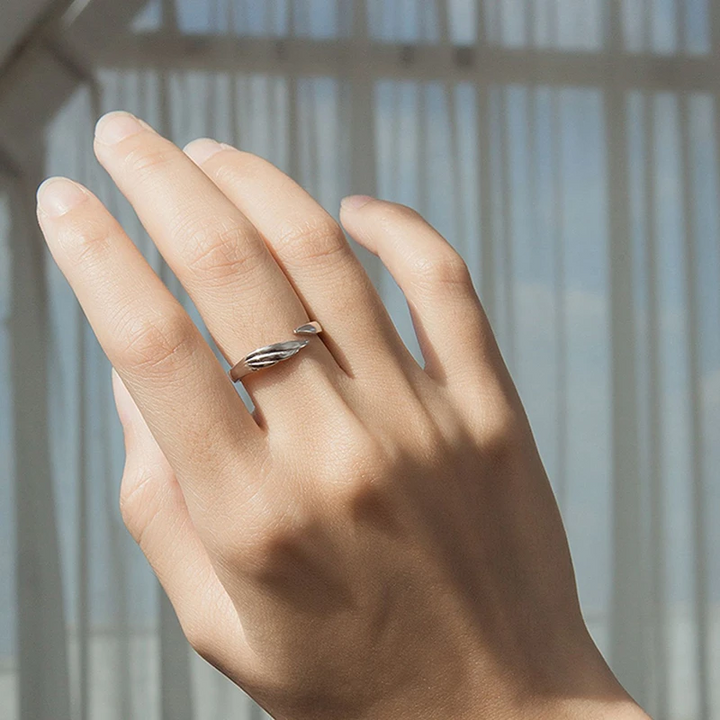 Silver Angel And Demon Par Ringen för män och kvinnor, elegant kontrast av svart och vitt, symboliserar tidlös kärlek.