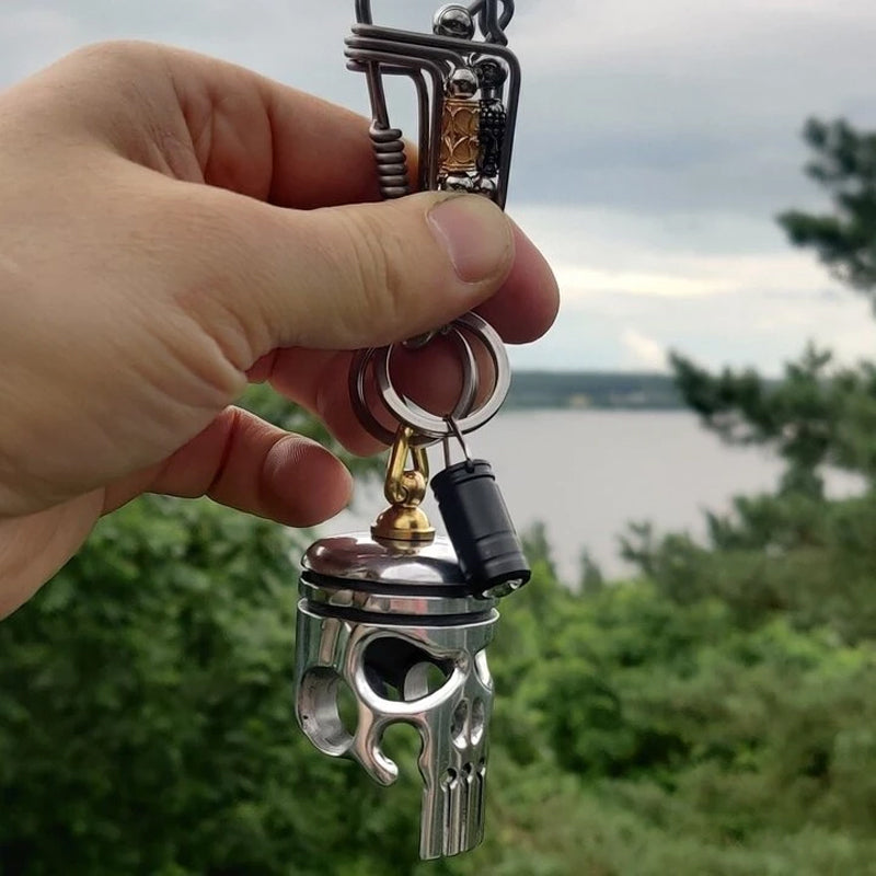 "Silver dödskalle-nyckelring i zinklegering med flasköppnare, detaljerade gravyrer, unik stil för motorcykelentusiaster."