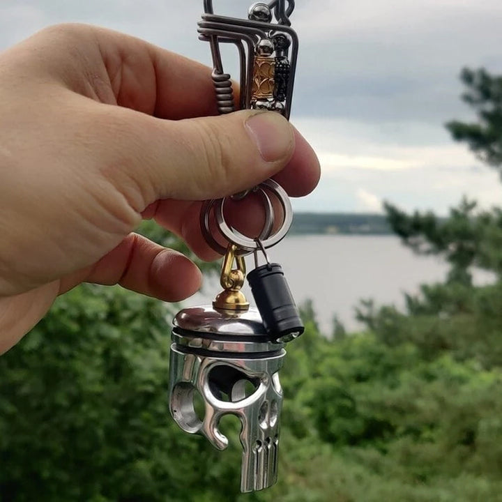 "Silver dödskalle-nyckelring i zinklegering med flasköppnare, detaljerade gravyrer, unik stil för motorcykelentusiaster."