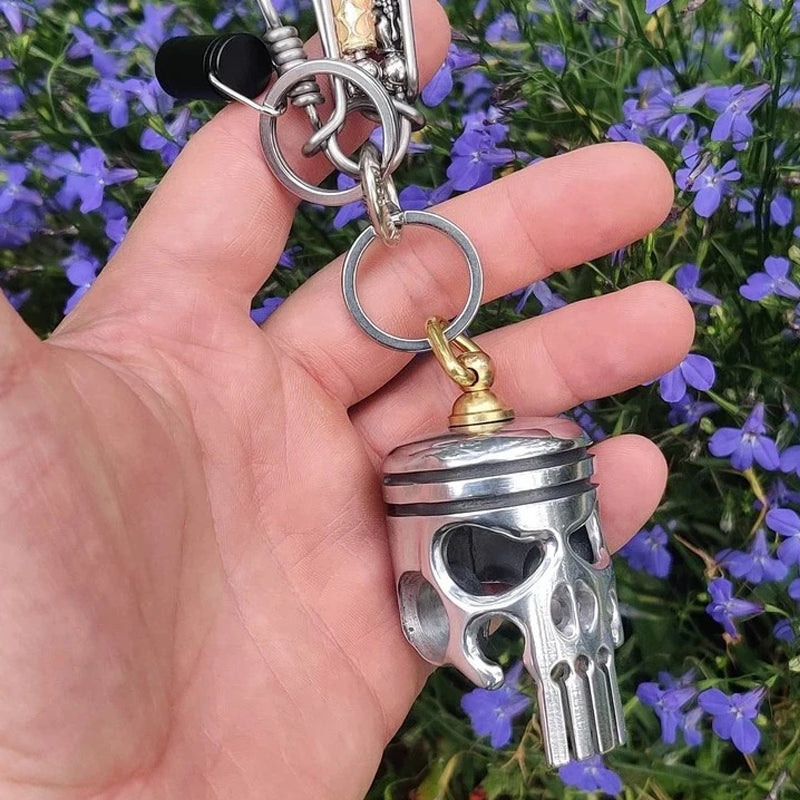 "Silver dödskalle-nyckelring i zinklegering med flasköppnare, detaljerade gravyrer, unik stil för motorcykelentusiaster."