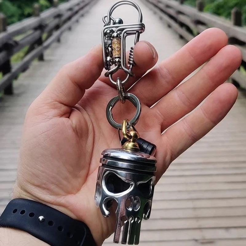 "Silver dödskalle-nyckelring i zinklegering med flasköppnare, detaljerade gravyrer, unik stil för motorcykelentusiaster."