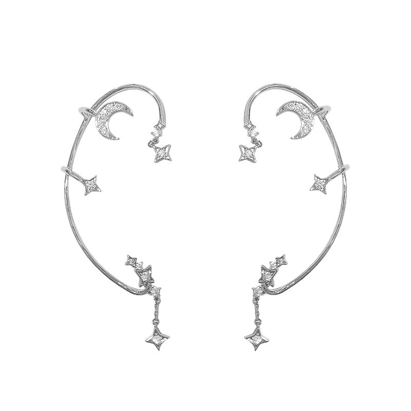 "Silver öronklämma med måne och stjärnor, elegant damaccessoar, zirkondetaljer som fångar ljuset."