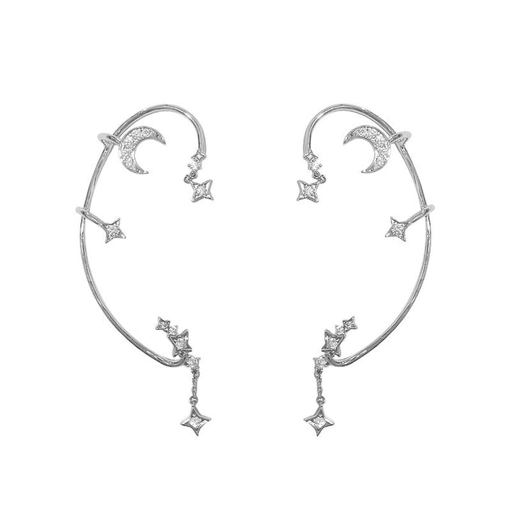 "Silver öronklämma med måne och stjärnor, elegant damaccessoar, zirkondetaljer som fångar ljuset."