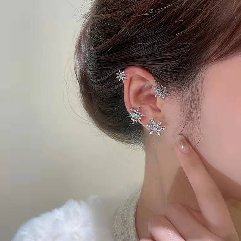"Silver snöflinga örhängen utan piercing för damer, glänsande och stilren design, perfekt för alla tillfällen."