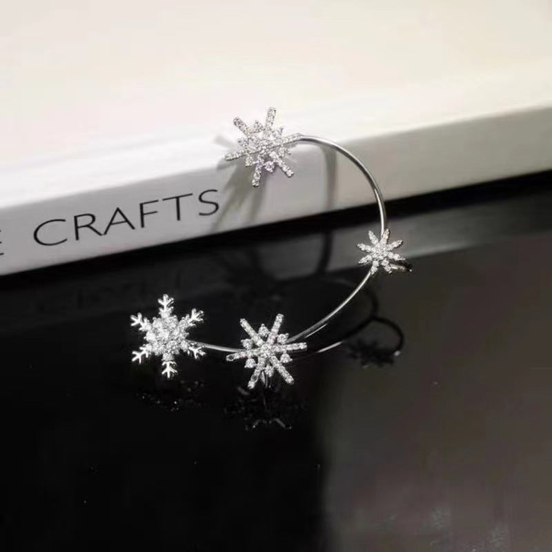 "Silver snöflinga örhängen utan piercing för damer, glänsande och stilren design, perfekt för alla tillfällen."