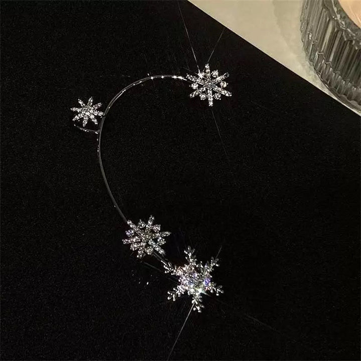 "Silver snöflinga örhängen utan piercing för damer, glänsande och stilren design, perfekt för alla tillfällen."