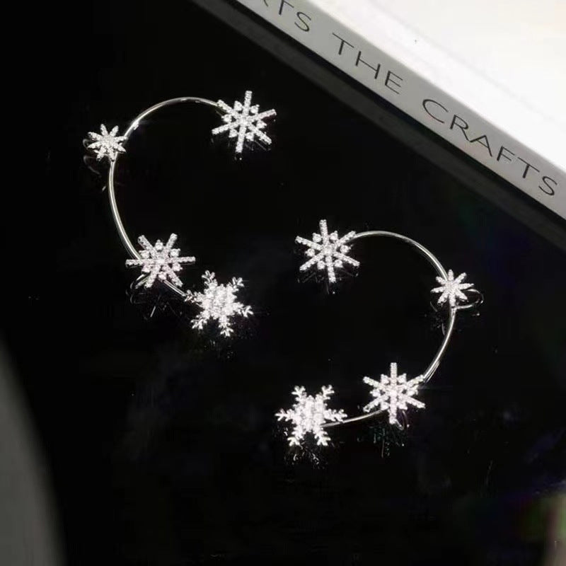 "Silver snöflinga örhängen utan piercing för damer, glänsande och stilren design, perfekt för alla tillfällen."