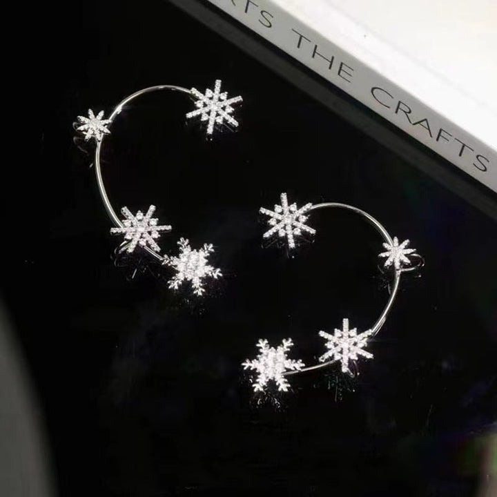 "Silver snöflinga örhängen utan piercing för damer, glänsande och stilren design, perfekt för alla tillfällen."