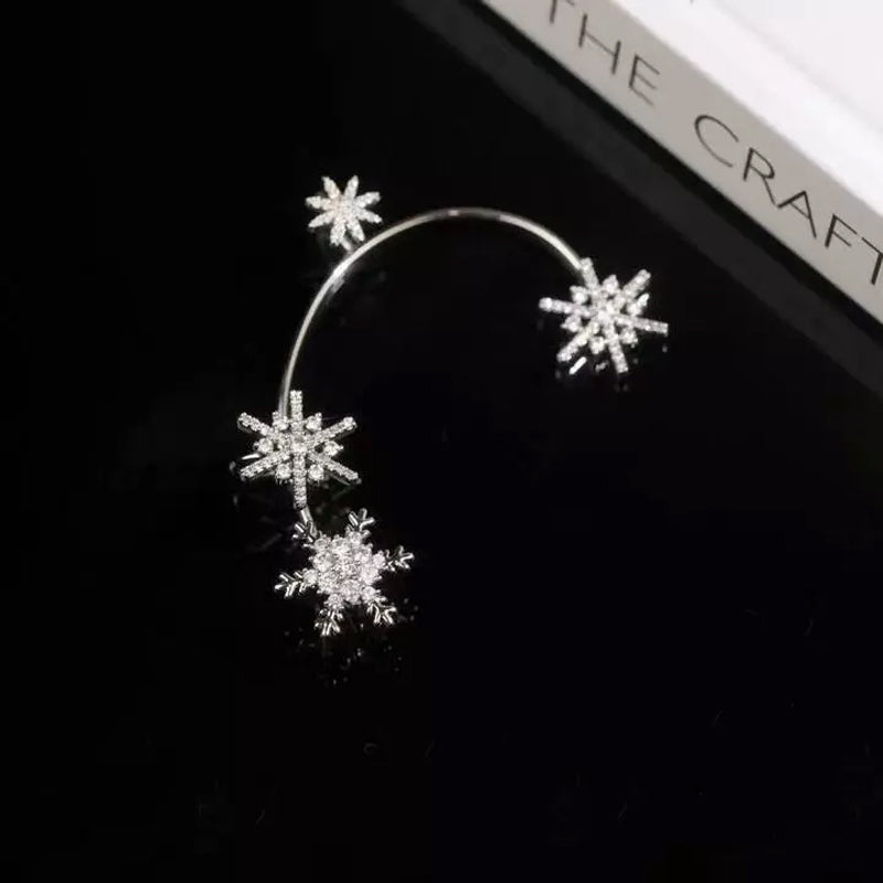 "Silver snöflinga örhängen utan piercing för damer, glänsande och stilren design, perfekt för alla tillfällen."
