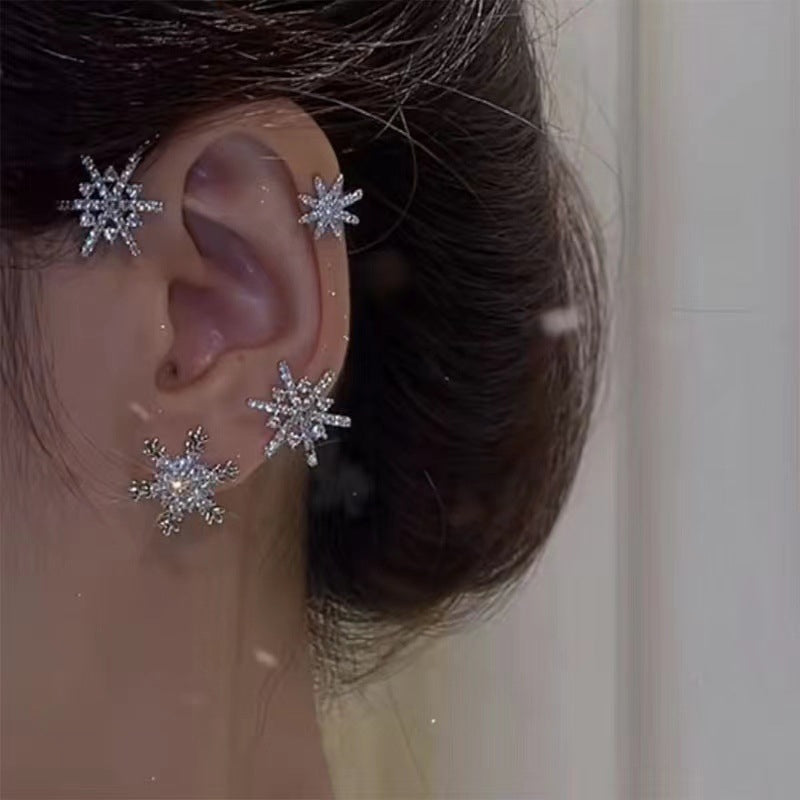 "Silver snöflinga örhängen utan piercing för damer, glänsande och stilren design, perfekt för alla tillfällen."