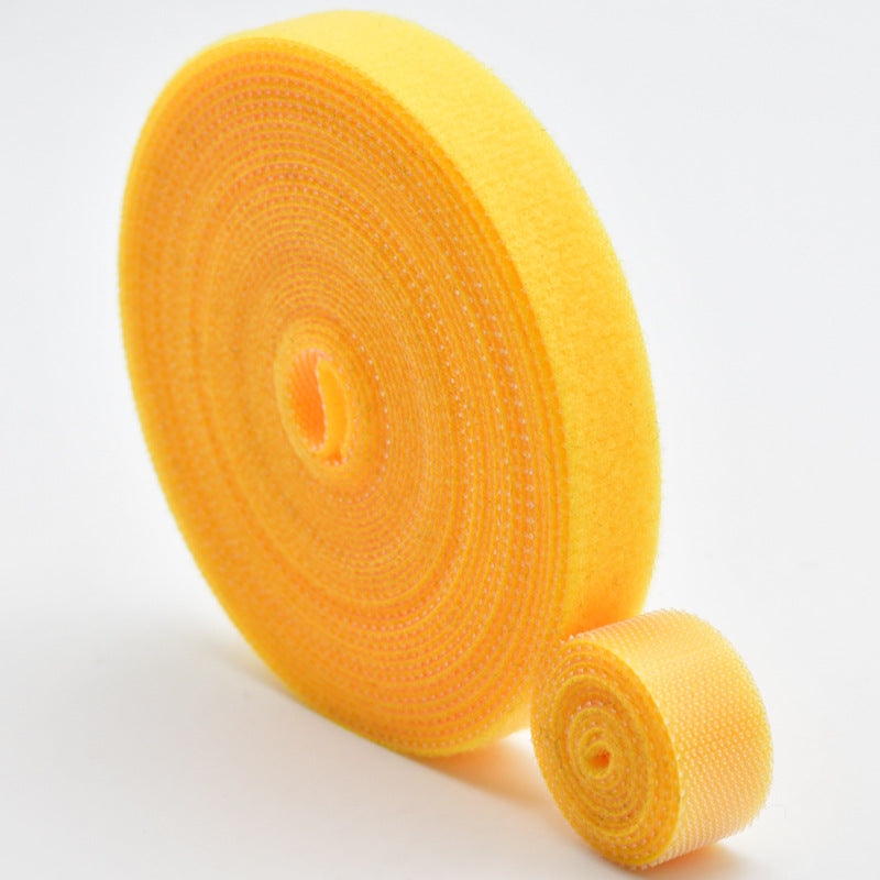 "Självhäftande nylon kablageband i olika färger för kabelhantering och organisering i hem och kontor, justerbar längd."