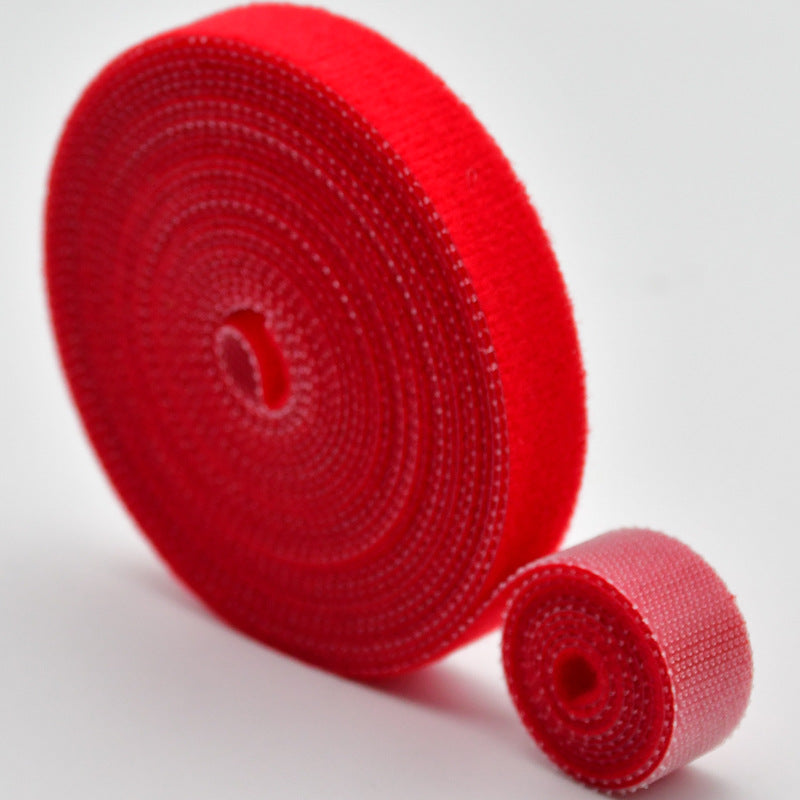 "Självhäftande nylon kablageband i olika färger för kabelhantering och organisering i hem och kontor, justerbar längd."