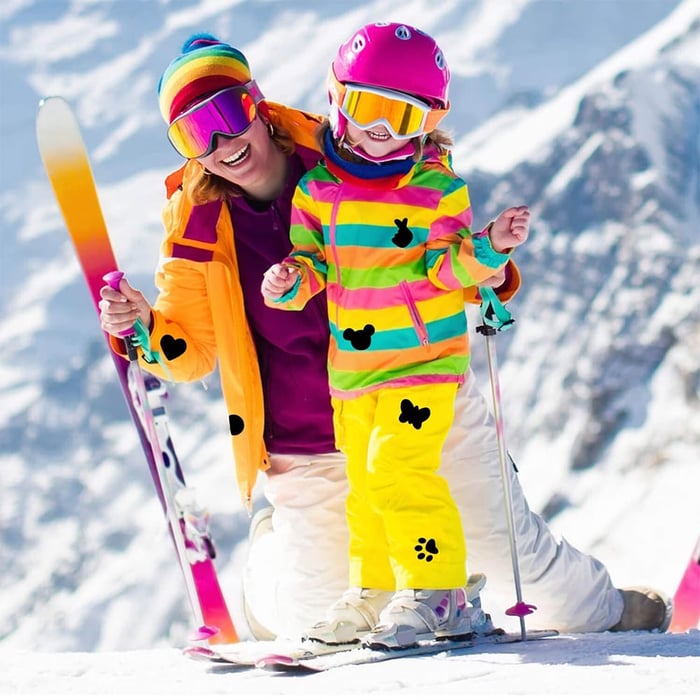 "Självhäftande reparationslappar för vinterjackor i olika färger, perfekt för att snabbt och enkelt reparera jackor."