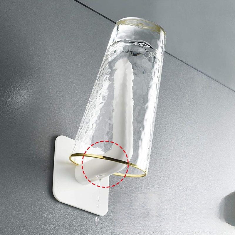 "Självhäftande vit krok i modern design, robust nog att hålla 6,8 kg. Perfekt för kök & badrum, enkel installation."