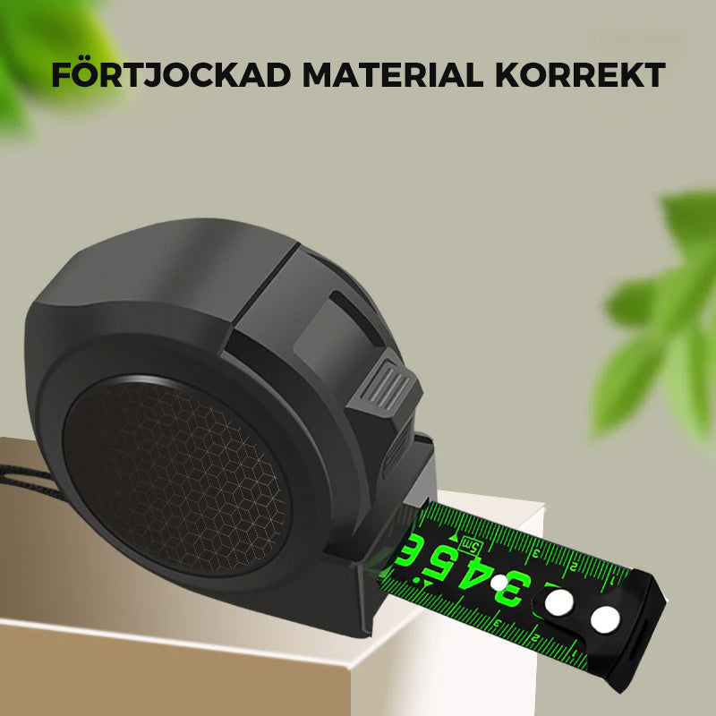 Självlåsande fluorescerande stålmåttband i svart, starkt kolstål med stora synliga siffror, perfekt för precisa mätningar.