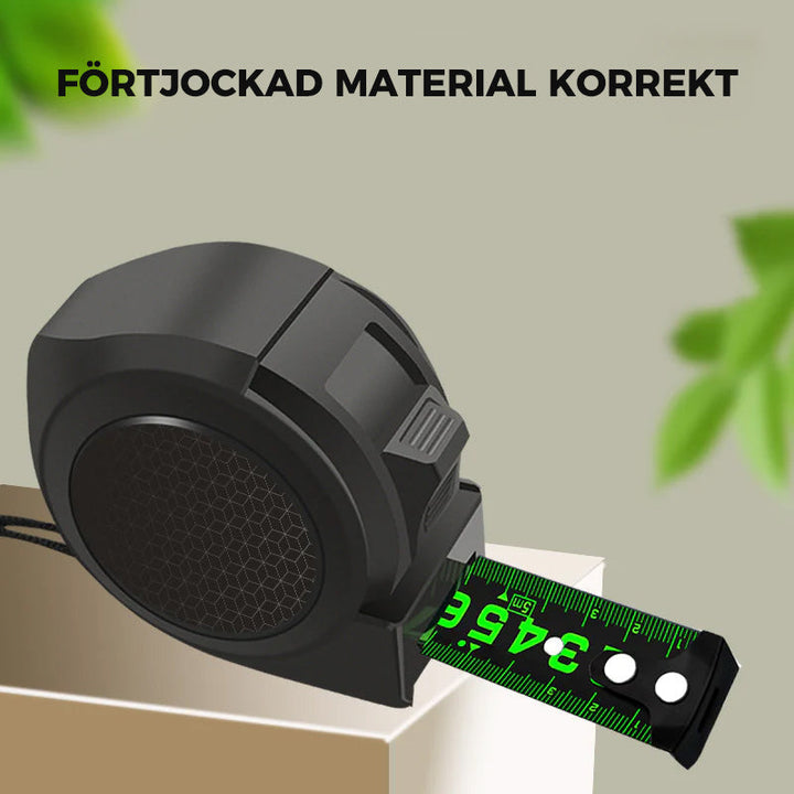 Självlåsande fluorescerande stålmåttband i svart, starkt kolstål med stora synliga siffror, perfekt för precisa mätningar.