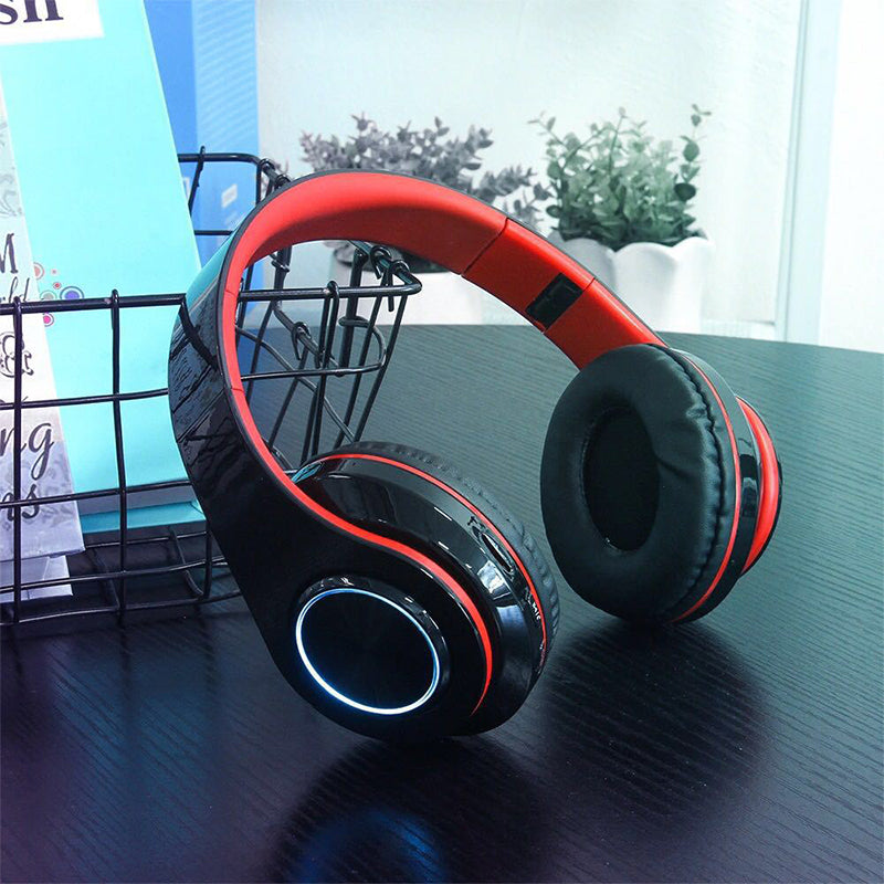 "Självlysande Bluetooth hörlurar med konstläderkåpor, avancerad brusreducering, ergonomisk design; svart och röd färg."