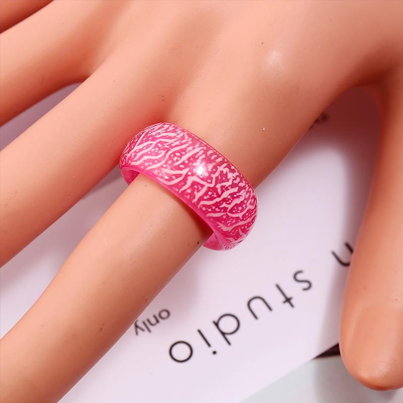 "Självlysande färgglad ring i harts med unik design, lyser i mörkret, perfekt accessoar för kvinnor vid fester och evenemang.