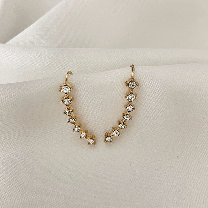 "Sju-stjärniga stiftörhängen med kristaller i guld, eleganta accessoarer för kvinnor, glänsande och sofistikerad design."