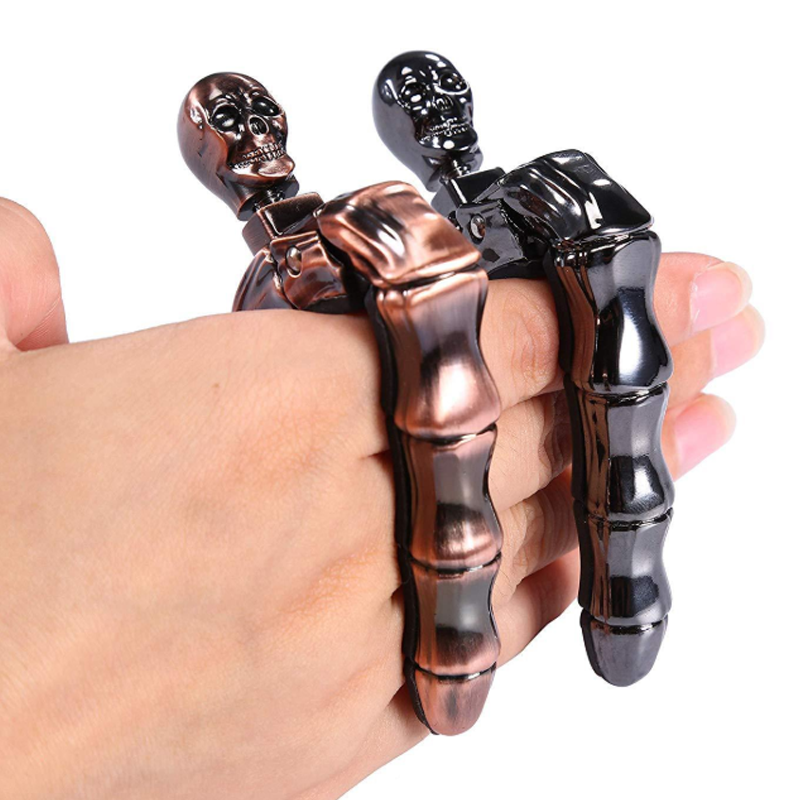 Skalleformad gitarrcapo i metall med unik design, perfekt för akustiska och elektriska gitarrer, finns i flera färger.