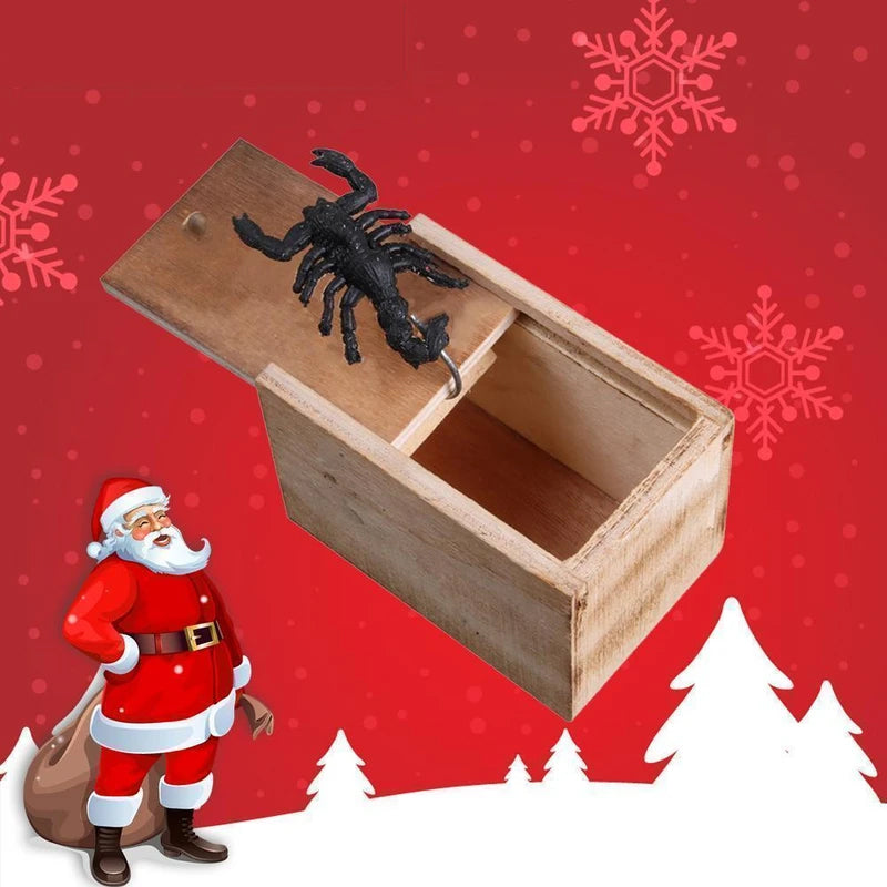 "Skämtlåda av trä med gummispindel, perfekt för prank och skratt, lämplig gåva för familj och vänner"