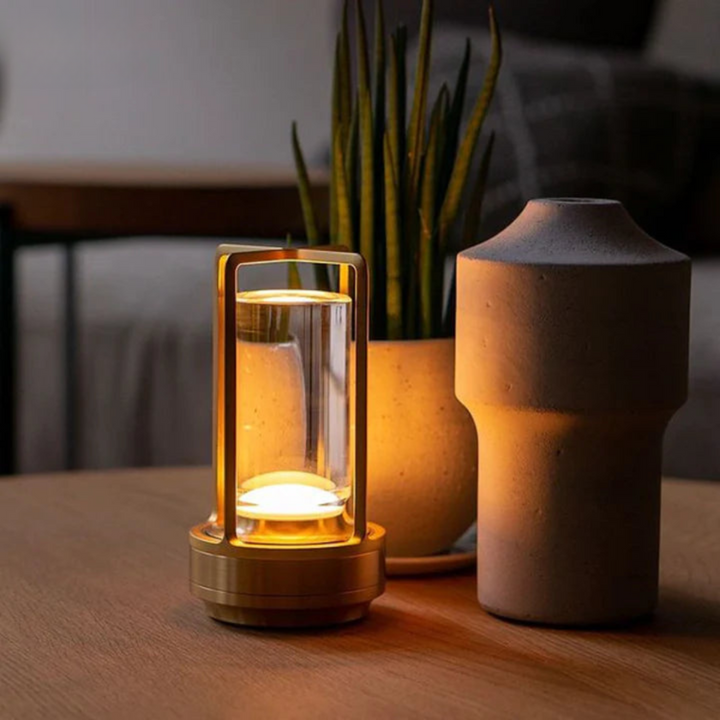 Stilren skandinavisk LED-bordslampa. Trådlös design med varmvit belysning för ett mysigt och modernt hem.