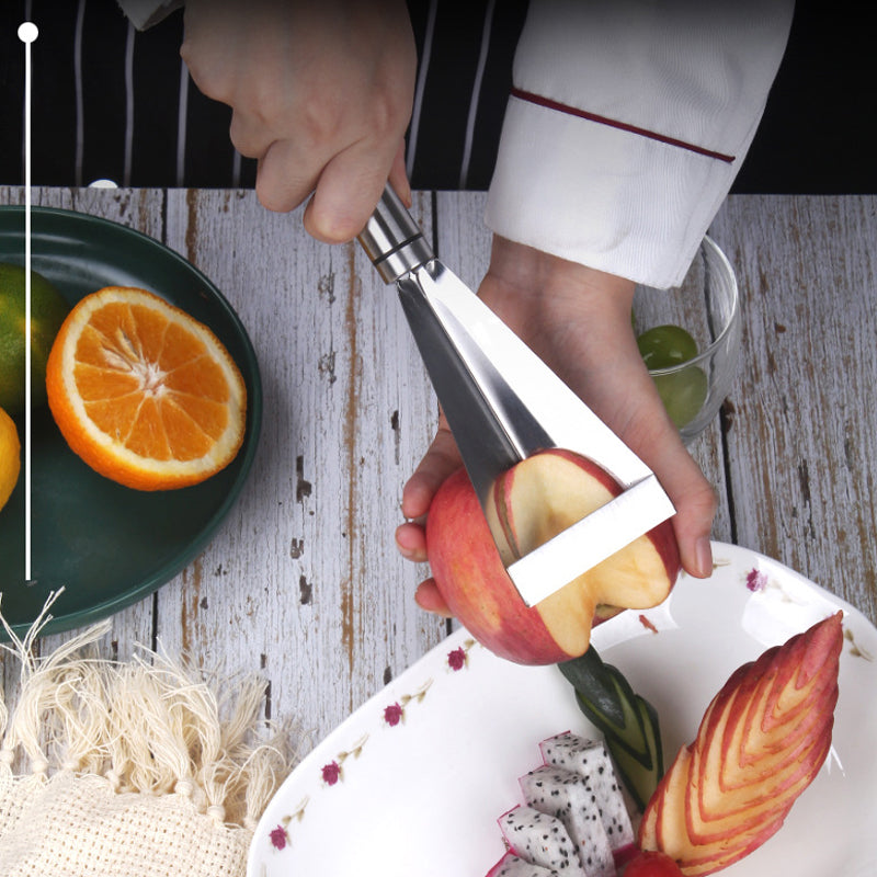 "Skarp fruktskärkniv i rostfritt stål, trekantigt blad, ergonomiskt handtag, perfekt för precisionssnitt i köket."