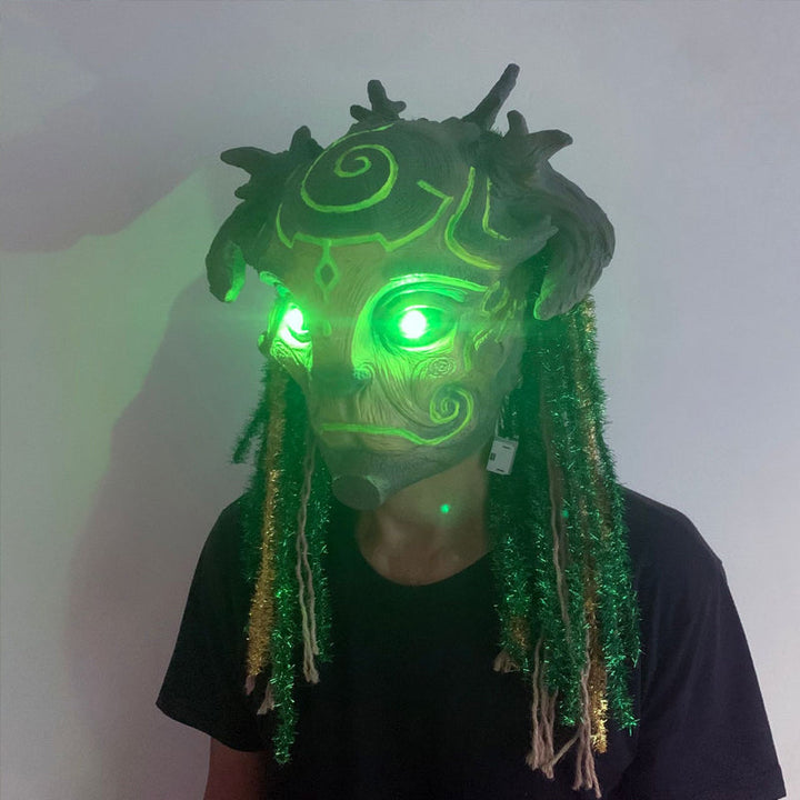 "Skogens Ande Halloween-mask med lysande gröna ögon, mystisk design, perfekt för cosplay och Halloween-evenemang."