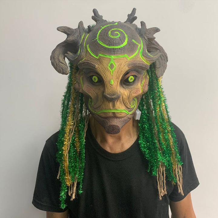 "Skogens Ande Halloween-mask med lysande gröna ögon, mystisk design, perfekt för cosplay och Halloween-evenemang."