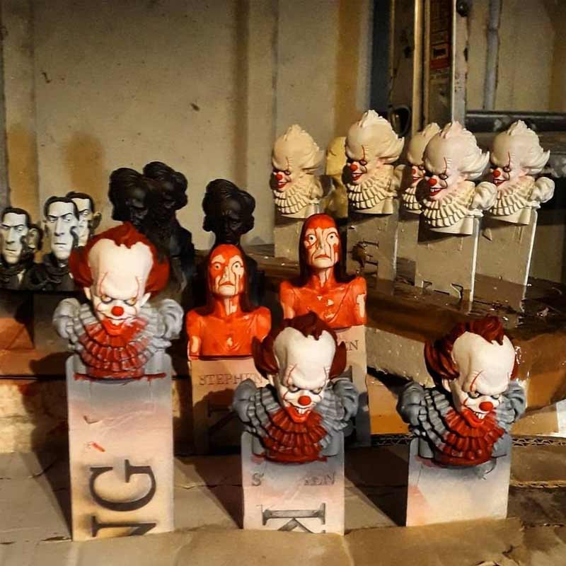 "Skräck bokmärke i resin och trä med ikoniskt motiv, detaljerad design för skräckfantaster, boktillbehör."