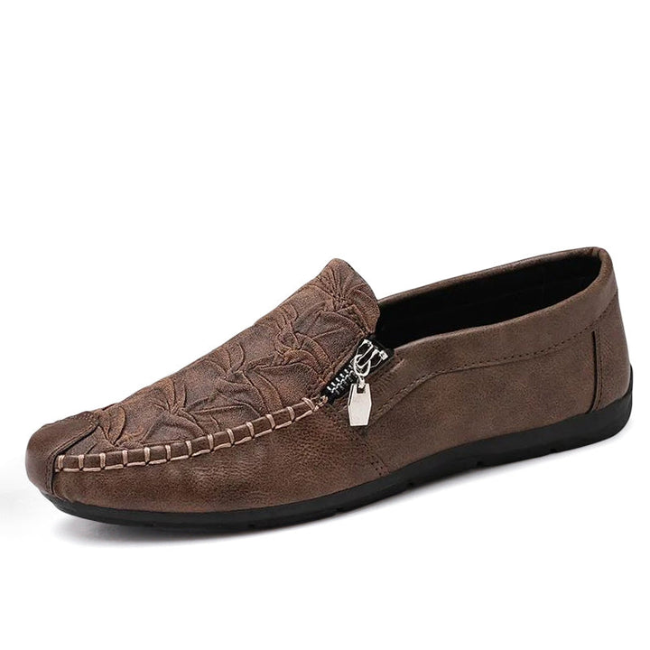 "Skrynkliga herrläderskor i PU-läder med mjuk gummisula, svart och brun färg, elegant casual design för män."