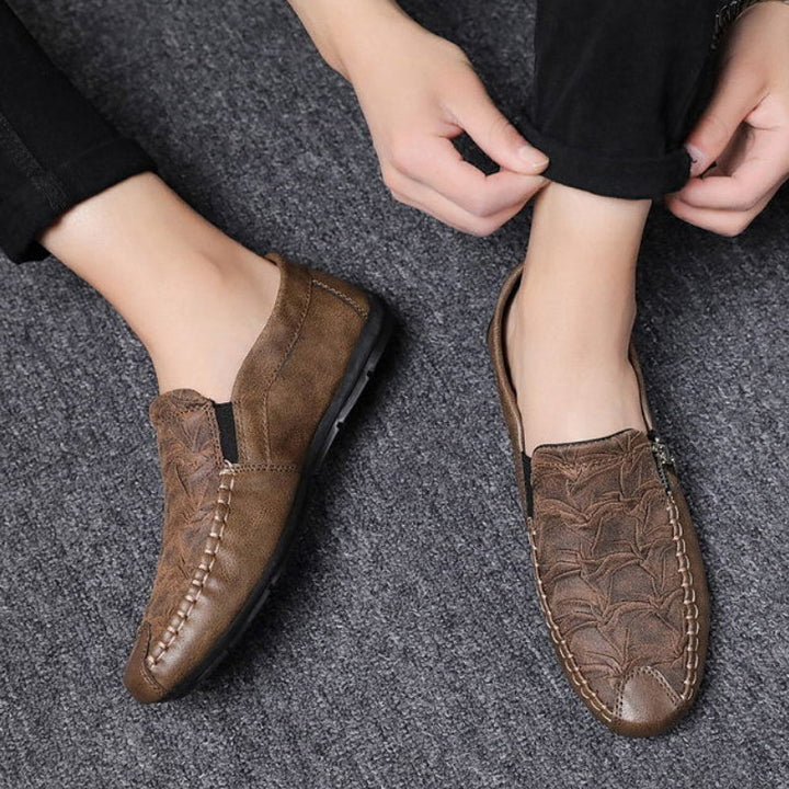 "Skrynkliga herrläderskor i PU-läder med mjuk gummisula, svart och brun färg, elegant casual design för män."