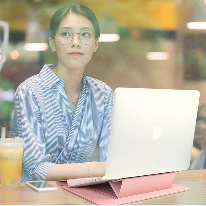 Närbild av den vattenavvisande ytan på laptopväskan som döljer ett fällbart ergonomiskt stativ.