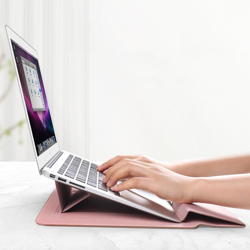 Slipp nackbesvär med detta ergonomiska laptopstativ inbyggt i en skyddande laptopväska för resor.