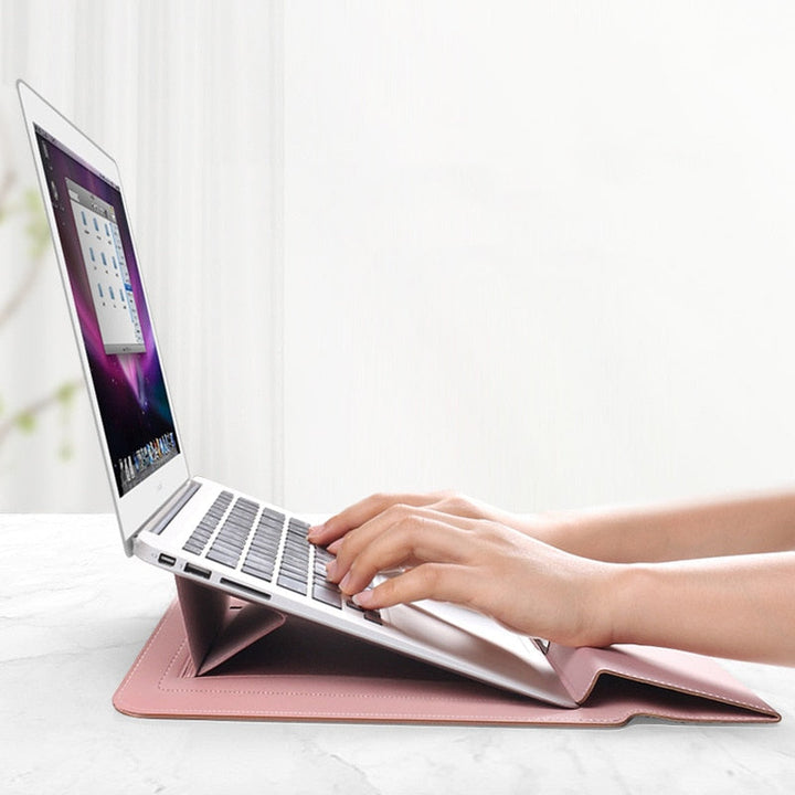 Slipp nackbesvär med detta ergonomiska laptopstativ inbyggt i en skyddande laptopväska för resor.