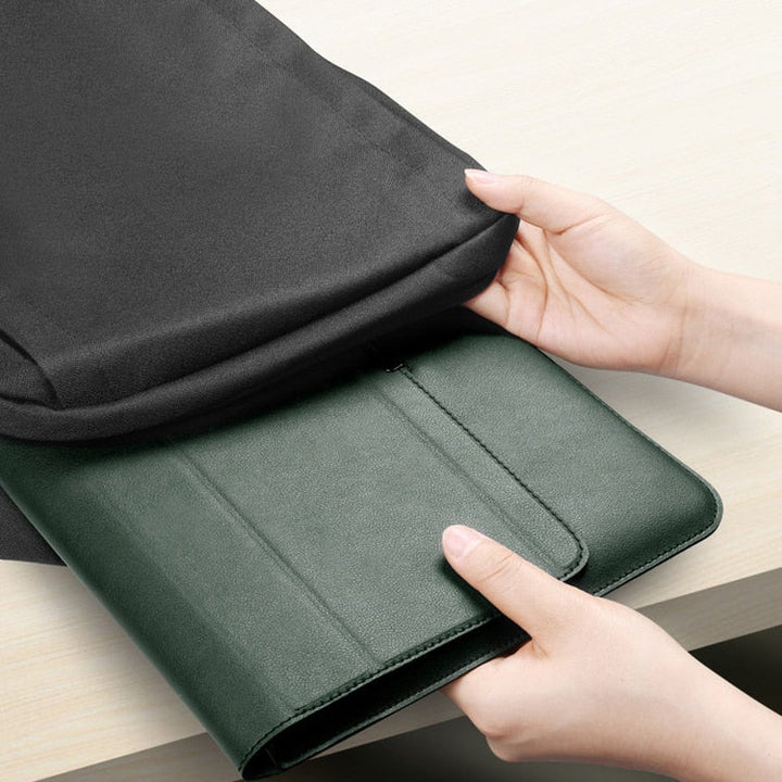 Bärbar dator står på ergonomiskt laptopstativ, skapat från ett skyddande fodral. Förbättrar arbetsställningen.