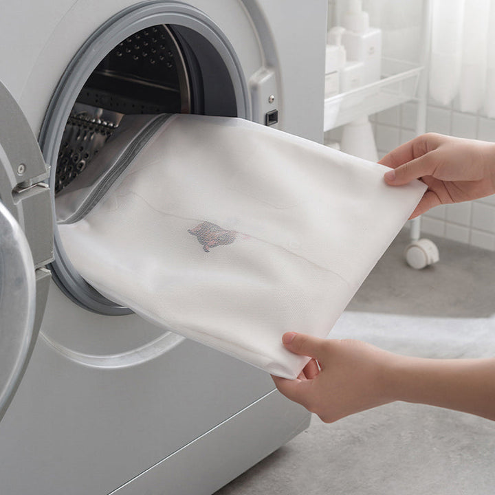 "Skyddsnätsväska för tvätt i vit polyester, slitstarkt nät för att skydda kläder från trassel och slitage under tvätt."