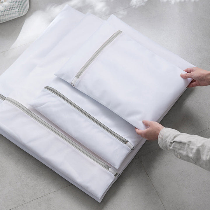 "Skyddsnätsväska för tvätt i vit polyester, slitstarkt nät för att skydda kläder från trassel och slitage under tvätt."