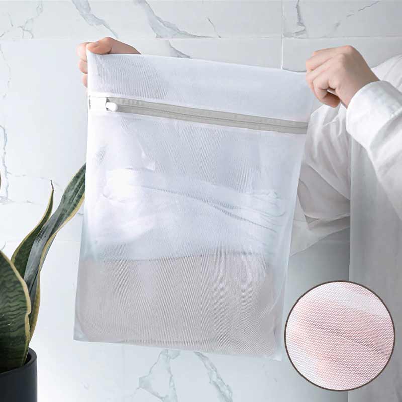 "Skyddsnätsväska för tvätt i vit polyester, slitstarkt nät för att skydda kläder från trassel och slitage under tvätt."