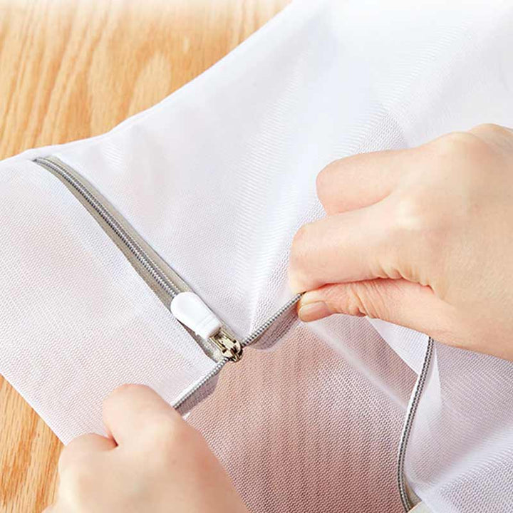 "Skyddsnätsväska för tvätt i vit polyester, slitstarkt nät för att skydda kläder från trassel och slitage under tvätt."