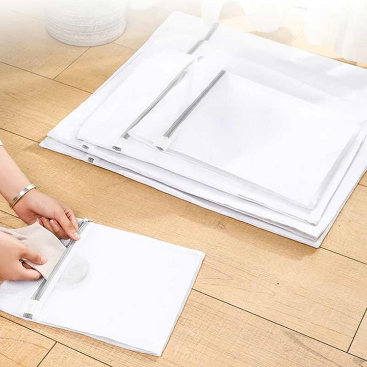 "Skyddsnätsväska för tvätt i vit polyester, slitstarkt nät för att skydda kläder från trassel och slitage under tvätt."