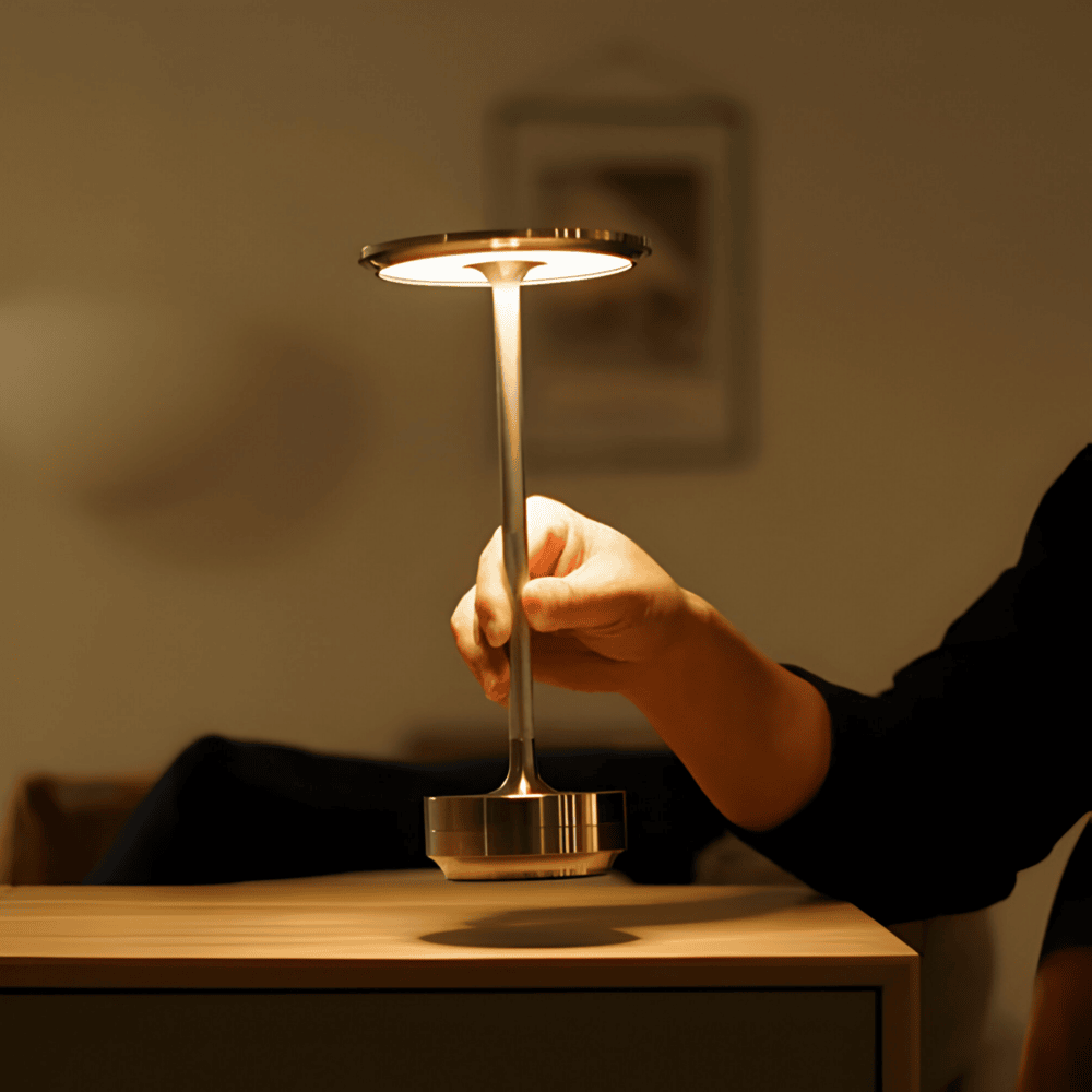 Sladdlös bordslampa med touch, LED, elegant design för stämningsbelysning i modern inredning.
