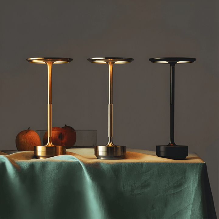 Modern bordslampa, sladdlös och uppladdningsbar LED med touchfunktion för flexibel belysning.