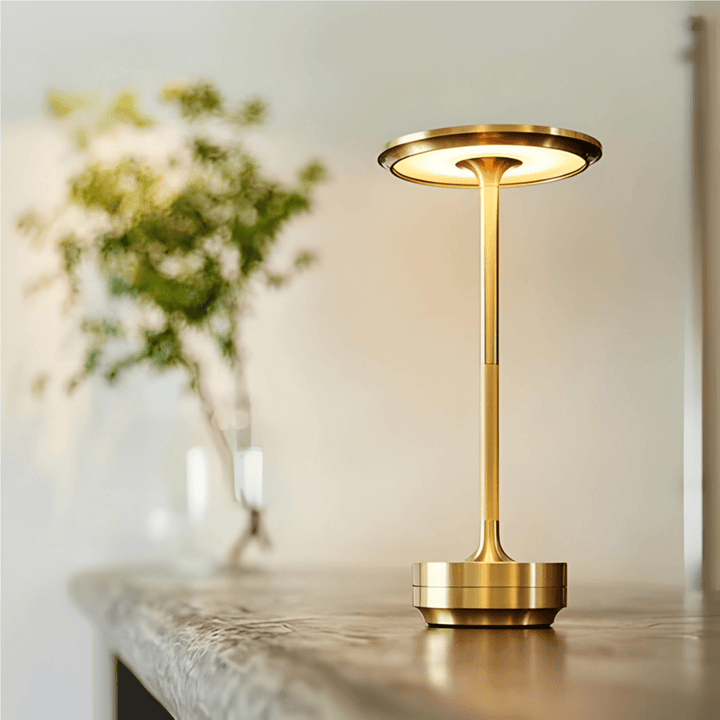 Vit uppladdningsbar bordslampa, trådlös LED med touchdimmer, idealisk för hembelysning.