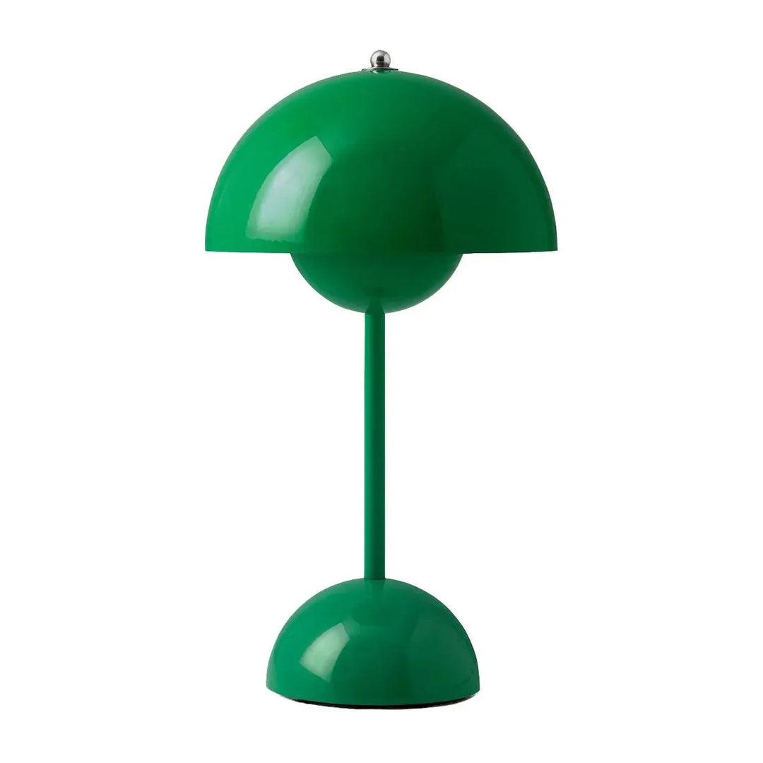Stilren design av sladdlös LED-bordslampa. Ger mjuk, varmvit belysning och är lätt att ladda.