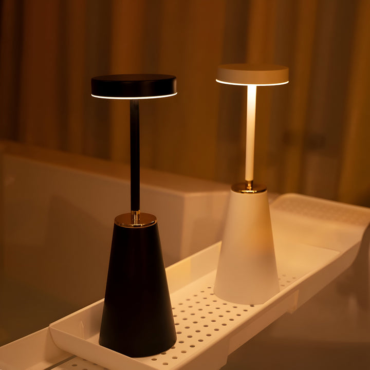 Sladdlös lyxig bordslampa i modern design, perfekt för stämningsfull belysning i vardagsrum och sovrum.